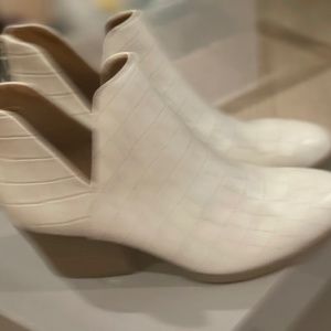 WHITE ANKLE BOOT.    SIZE 9